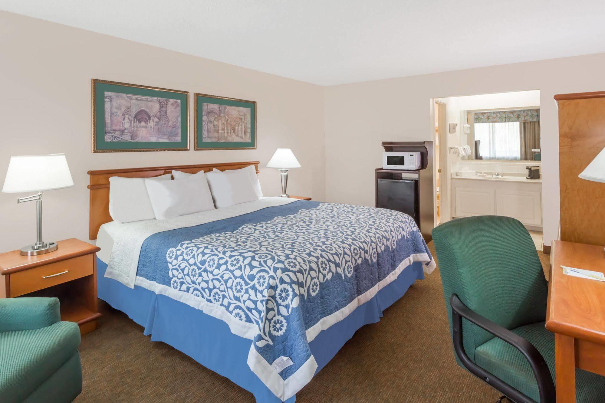 Days Inn By Wyndham Fort Myers Springs Resort Estero Exterior photo