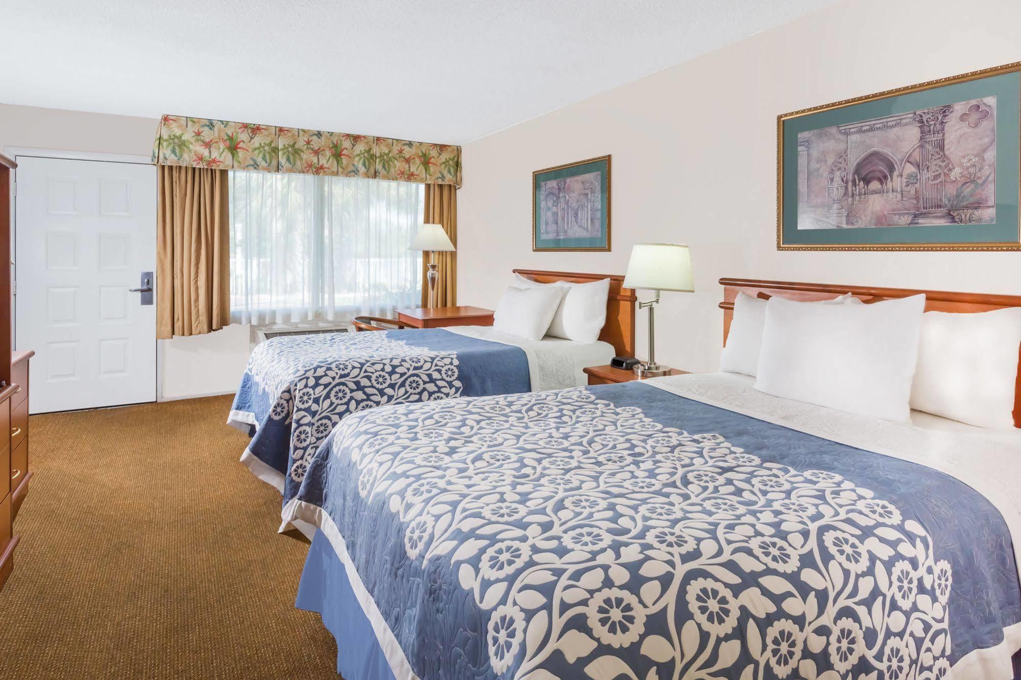 Days Inn By Wyndham Fort Myers Springs Resort Estero Exterior photo