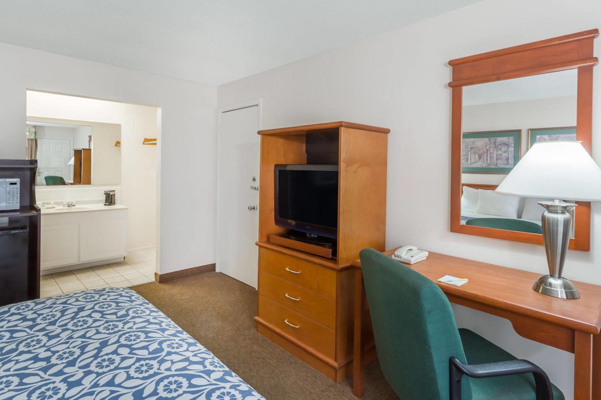 Days Inn By Wyndham Fort Myers Springs Resort Estero Exterior photo