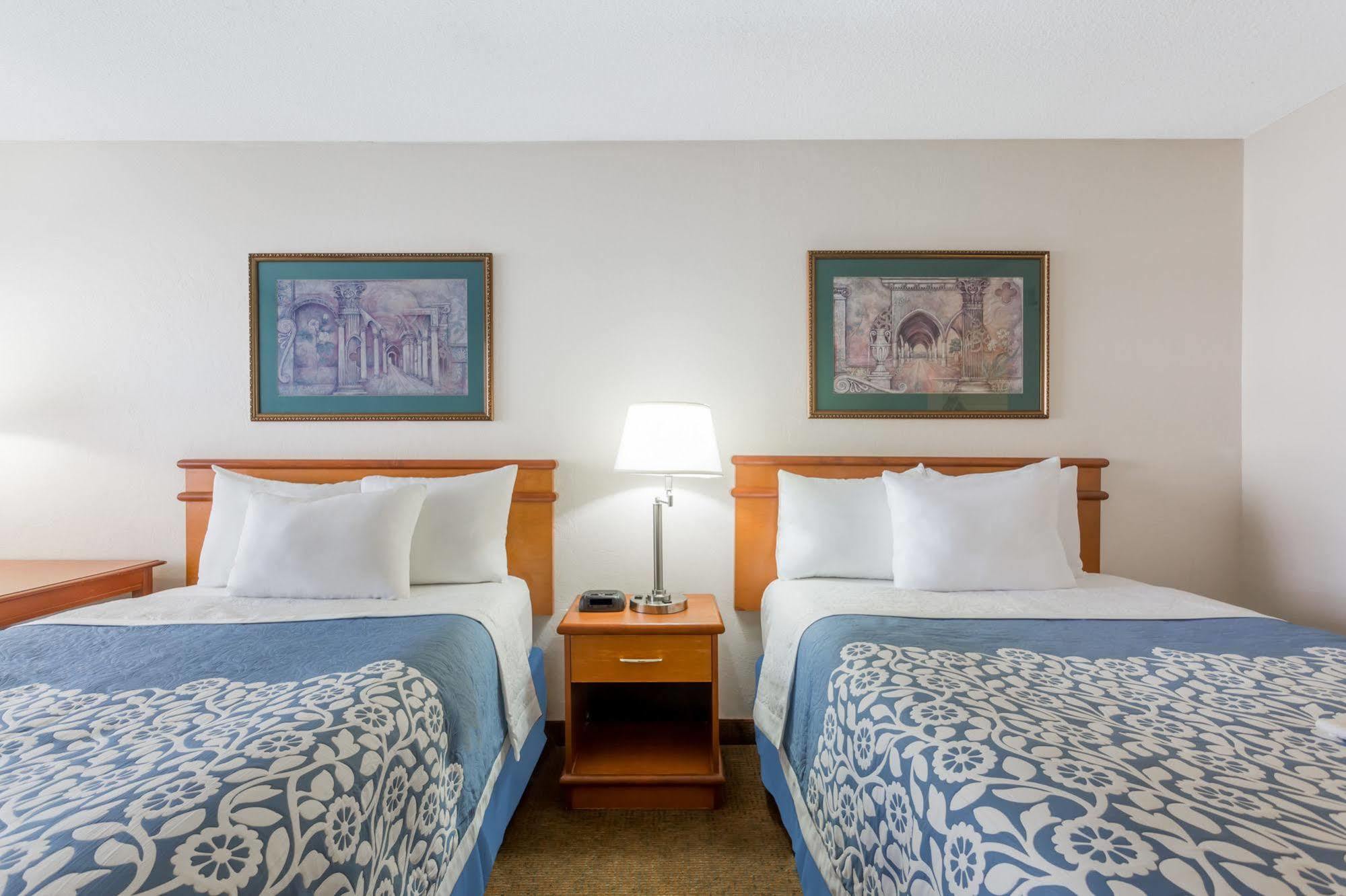 Days Inn By Wyndham Fort Myers Springs Resort Estero Exterior photo